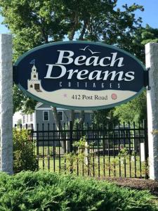 una señal para un club de ensueños de playa frente a una valla en Wells Cottage with Resort Amenities - 1 Mile to Beach! en Wells