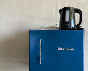 eine blaue Schachtel mit einer Kaffeemaschine darüber in der Unterkunft Casa Sol in Villa Cura Brochero