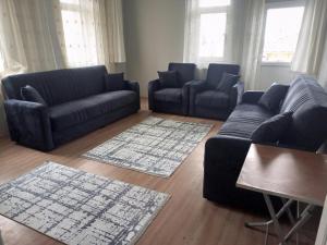 uma sala de estar com um sofá e dois sofás em Acan Apart günlük kiralık ev daire Ürgüp em Mustafapaşa