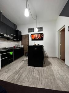 ein leeres Zimmer mit einer Küche und einem Wohnzimmer in der Unterkunft Apart Aloe in Mendoza
