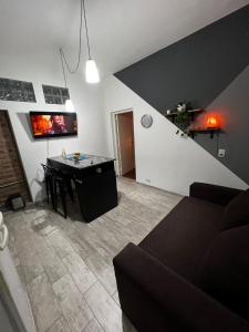 ein Wohnzimmer mit einem Sofa und einem Tisch in der Unterkunft Apart Aloe in Mendoza