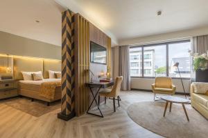 una camera d'albergo con letto e scrivania di Leonardo Hotel Antwerp The Plaza ad Anversa