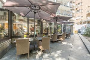 A restaurant or other place to eat at Leonardo Hotel Antwerp The Plaza