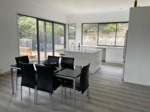 een keuken en eetkamer met een tafel en stoelen bij Private Retreat Central Wanaka 2 Bedroom in Wanaka +16 foto's