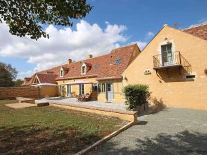 ein großes Haus mit einem Balkon an der Seite in der Unterkunft Gîte Ceton, 5 pièces, 9 personnes - FR-1-497-77 in Ceton