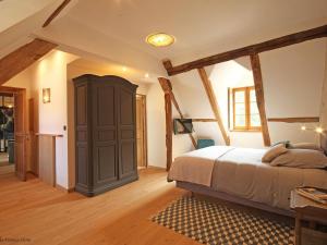 Schlafzimmer mit einem Bett und Holzboden in der Unterkunft Gîte Ceton, 5 pièces, 9 personnes - FR-1-497-77 in Ceton
