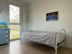 1 dormitorio con 1 cama y una pintura en la pared en Maison Locoal-Mendon, 5 pièces, 7 personnes - FR-1-397-69, en Locoal-Mendon