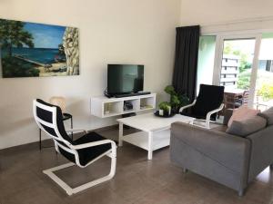 salon z kanapą i telewizorem w obiekcie Casa Floor w mieście Dorp Sint Michiel
