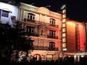 een gebouw wordt 's nachts verlicht bij Florence Inn in New Delhi