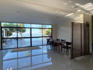 Sigatoka的住宿－coral coast FIJI，一间带桌椅和大窗户的用餐室