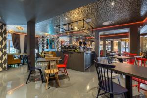 un ristorante con tavoli e sedie e un bar di Leonardo Boutique Museumhotel ad Amsterdam
