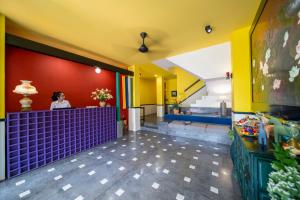 une femme assise à un comptoir dans un restaurant dans l'établissement BÁNH INN, à Hue