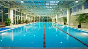 una grande piscina coperta con acqua blu di DoubleTree by Hilton Beijing a Pechino