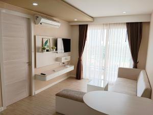 a living room with a couch and a table at Seven Seas Condo Resort Jomtien Loft in Jomtien Beach