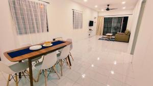 a dining room with a table and chairs in a room at 3810 Corner Tmn Putri Kulai 3BR 10pax SingleStyHouse near kulai AEON, JPO in Kulai