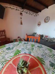 Un dormitorio con una cama con una planta. en Departemento Solumi Relax en San Bernardo