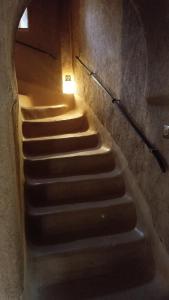 un escalier avec une lumière en haut dans l'établissement Kasbah ait Moussa, à Kelaat-M'Gouna