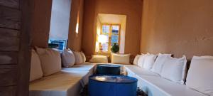 um quarto com almofadas brancas e uma janela em Kasbah ait Moussa em Kelaat-M'Gouna