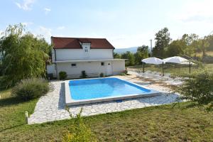 ein Pool vor einem Haus in der Unterkunft Villa Manuela in Hrvace