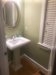 uma casa de banho com um lavatório e um espelho em Home in Oak Bluffs em Oak Bluffs