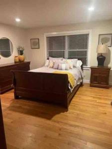 um quarto com uma cama grande e uma janela em Home in Oak Bluffs em Oak Bluffs
