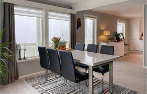 Χώρος καθιστικού στο Awesome Home In Olden With Wifi