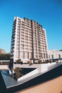 model dużego budynku na balkonie w obiekcie Crown on Cintra Lane w Auckland