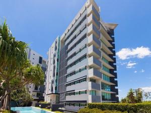 un edificio alto con una piscina delante en Story Apartments, en Brisbane
