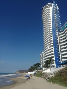un edificio alto en la playa junto al océano en Apartment (Grand Diamond Beach) Tonsupa, en Tonsupa