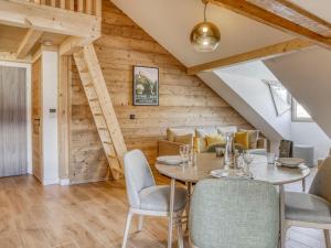 jadalnia ze stołem i krzesłami w obiekcie Studio agréable avec mezzanine près des remontées mécaniques et centre de Saint-Gervais-les-Bains - FR-1-663-20 w mieście Saint-Gervais-les-Bains