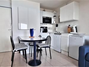 cocina con mesa y sillas en Appartement Banyuls-sur-Mer, 2 pièces, 4 personnes - FR-1-309-373, en Banyuls-sur-Mer