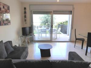 ein Wohnzimmer mit einem Sofa und einem Tisch in der Unterkunft Apartamento Llançà, 2 dormitorios, 4 personas - ES-228-137 in Llança