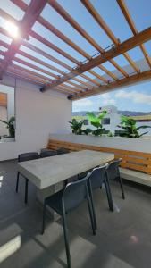 einen Tisch und Stühle in einem Zimmer mit einem großen Fenster in der Unterkunft Departamento en Antofagasta 1D y 1B Full in Antofagasta