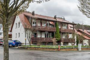 une grande maison blanche avec un toit rouge dans l'établissement Ferienwohnung Nicole, à Bodman-Ludwigshafen