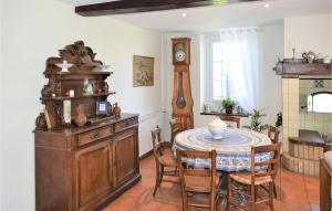 uma cozinha e sala de jantar com mesa e cadeiras em Stunning Home In Miossens Lanusse With Wifi em Miossens-Lanusse