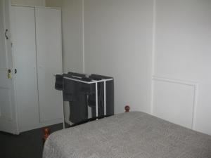 1 dormitorio con 1 cama y TV. en Australian Hotel Winton Budget Hotel Accommodation, en Winton