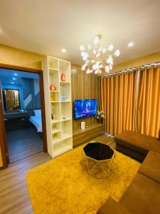 Una sala de estar con un sofá y un televisor. en Homestay Bãi Cháy HaLong 1 2 3 5 phòng ngủ Liên hệ em tư vấn, en Ha Long