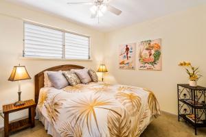 un dormitorio con una cama y una ventana en Kona Mansions D231, en Kailua-Kona 20 fotos más