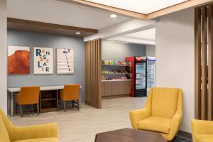Гостиная зона в Holiday Inn Express & Suites East Greenbush Albany-Skyline by IHG