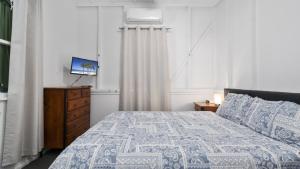 En eller flere senge i et værelse på Tidal Dreams - Absolute Beachfront + 10 billeder