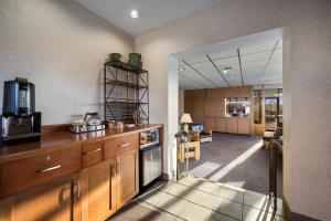 Una cocina o cocineta en Gateway Inn