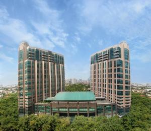 dois edifícios altos sentados um ao lado do outro em Hengshan Garden Hotel em Xangai