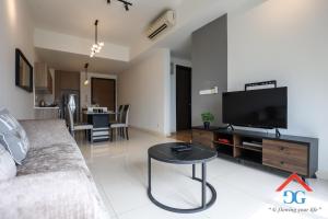 ein Wohnzimmer mit einem Sofa und einem Tisch in der Unterkunft The Elements by Grabstay in Kuala Lumpur