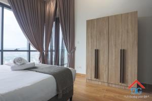 ein Schlafzimmer mit einem großen Bett und einem großen Fenster in der Unterkunft The Elements by Grabstay in Kuala Lumpur