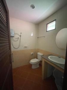 ein Bad mit einem WC und einem Waschbecken in der Unterkunft Bank Guesthouse in Haad Rin