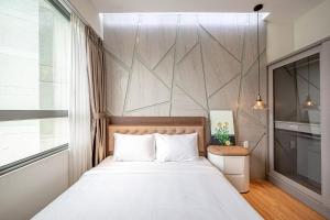 Giường trong phòng chung tại Masteri Thao Dien Apartment