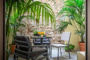 une terrasse avec une table, des chaises et des plantes dans l'établissement Laura Five Senses, à Florence