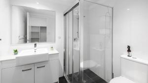 Bilik mandi di Water Views with a Splash of Luxury