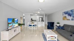 Televisyen dan/atau pusat hiburan di Water Views with a Splash of Luxury