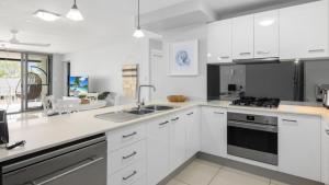 Dapur atau dapur kecil di Water Views with a Splash of Luxury